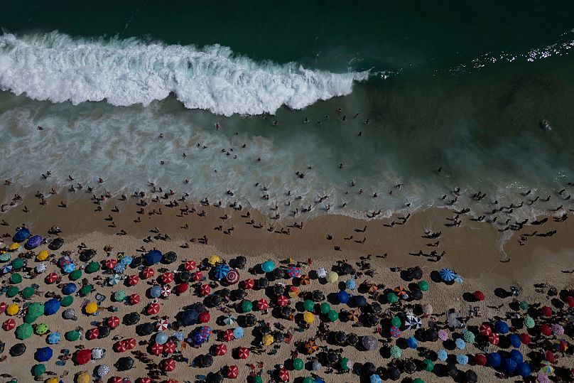 Tömegek hűtik magukat a strandokon az extrém hőségben Rio de Janeiróban