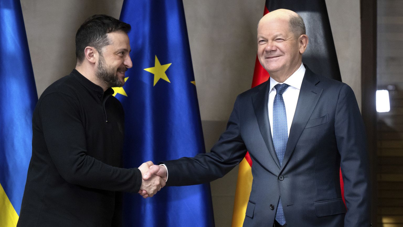 المستشار الألماني أولاف شولتس، إلى اليمين، والرئيس الأوكراني فولوديمير زيلينسكي، يلتقيان لإجراء محادثات في مؤتمر ميونيخ للأمن، في ميونيخ، ألمانيا، 15 فبراير/شباط 2025