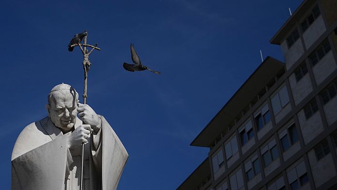 Papa Francesco resta in ospedale, le sue condizioni sono stazionarie