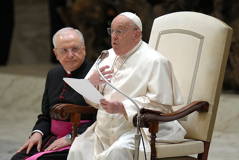 Le pape François prononce un discours lors de l'audience générale hebdomadaire dans la salle Paul VI, au Vatican, le mercredi 12 février 2025.