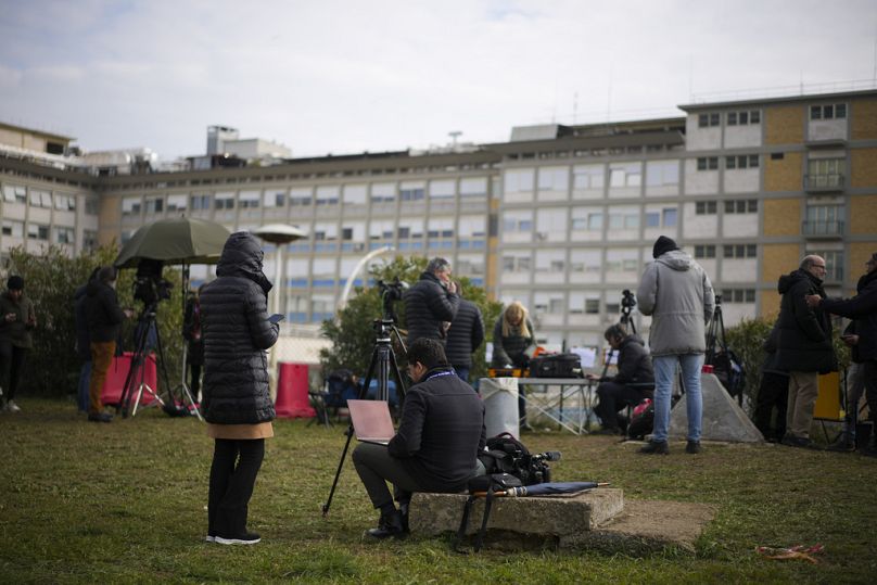 Giornalisti in piedi davanti al Policlinico Agostino Gemelli,  Roma, 18 febbraio 2025