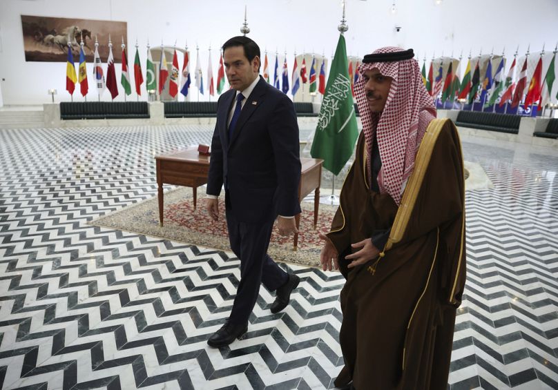 وزير الخارجية الأمريكي ماركو روبيو، على اليسار، يلتقي مع نظيره لسعودي الأمير فيصل بن فرحان آل سعود في الرياض، المملكة العربية السعودية، يوم الإثنين 17 فبراير 2025.