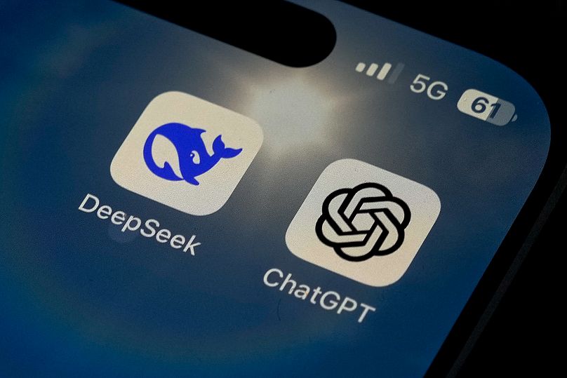 أيقونات تطبيقات الهواتف الذكية DeepSeek وChatGPT على شاشة هاتف ذكي في بكين، الثلاثاء، 28 يناير 2025