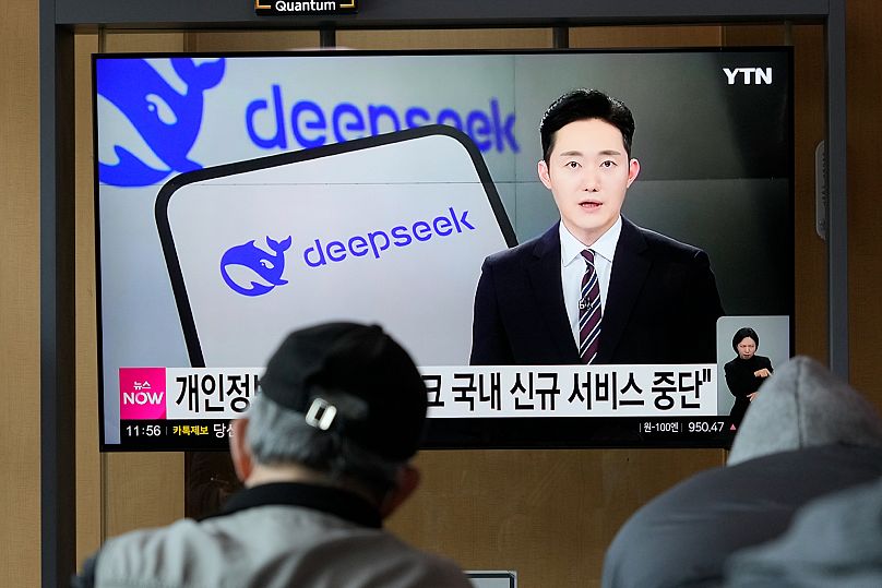أشخاص يشاهدون تقريرًا تلفزيونيًا عن شركة (DeepSeek)، وهي شركة صينية ناشئة للذكاء الاصطناعي، في سيول، كوريا الجنوبية، الاثنين 17 فبراير/شباط 2025