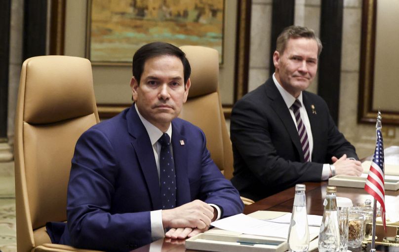 Sekretarz stanu USA, Marco Rubio (w centrum), siedzi obok doradcy ds. bezpieczeństwa narodowego USA, Mike'a Waltza, Arabia Saudyjska, 2025 r.