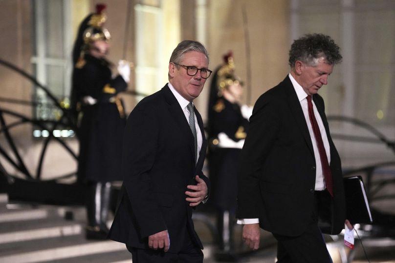 Premier Wielkiej Brytanii, Keir Starmer (z lewej), opuszcza nieformalne spotkanie liderów kluczowych państw Unii Europejskiej i Wielkiej Brytanii w Paryżu, 2025 r.