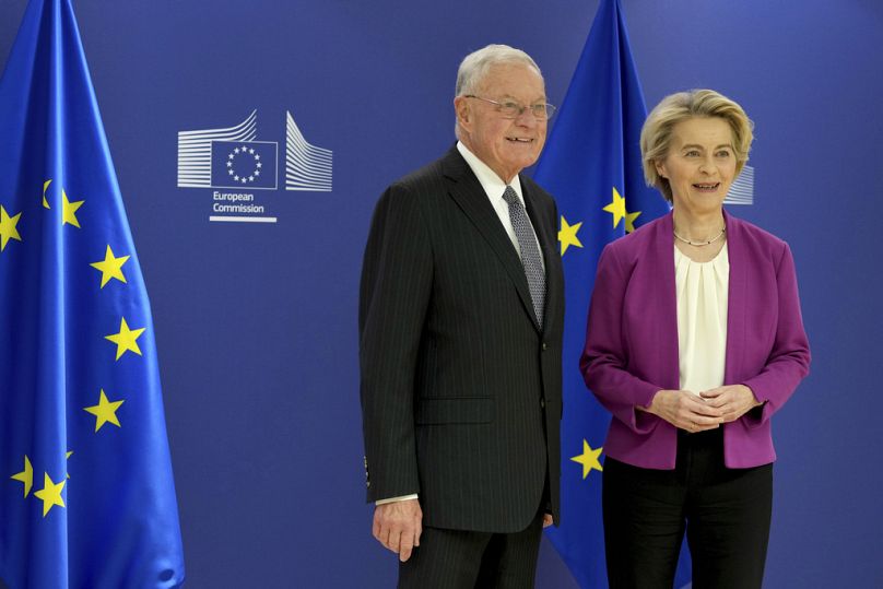 Przewodnicząca Komisji Europejskiej Ursula von der Leyen wita wysłannika USA ds. Ukrainy i Rosji Keitha Kellogga przed spotkaniem w siedzibie UE w Brukseli, 2025 r.