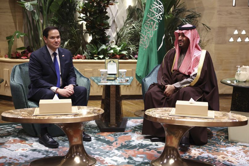 Sekretarz stanu USA, Marco Rubio (z lewej), spotyka się z księciem koronnym Arabii Saudyjskiej, Mohammedem bin Salmanem, 2025 r.