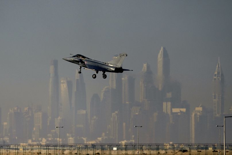 Egy francia Dassault katonai repülőgép bemutatót tart a 2023-as Dubai Air Show-n