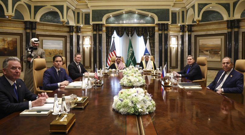 Marco Rubio i Siergiej Ławrow na rozmowach w Arabii Saudyjskiej - amerykańsko-rosyjskie zbliżenie niepokoi Europę