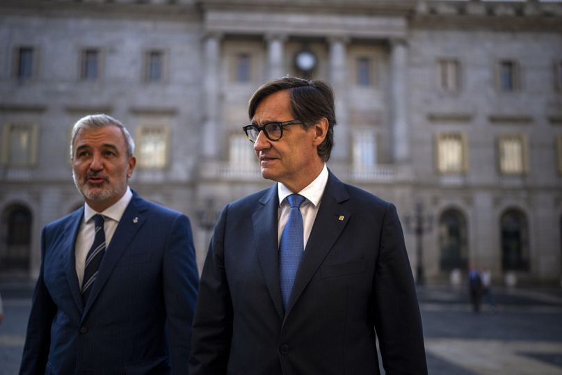 Salvador Illa, nowy prezydent Katalonii, idzie obok burmistrza Barcelony i kolegi z partii socjalistycznej Jaume'a Collboniego, na centralnym placu Sant Jaume w Barcelonie.
