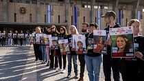 Родственники и сторонники израильтян, удерживаемых ХАМАСом в заложниках в секторе Газа, держат их портреты по случаю 500 дней плена, Иерусалим, понедельник, 17 февраля 2025 года.