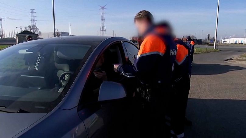 La police contrôle une voiture dans le port d'Anvers en Belgique