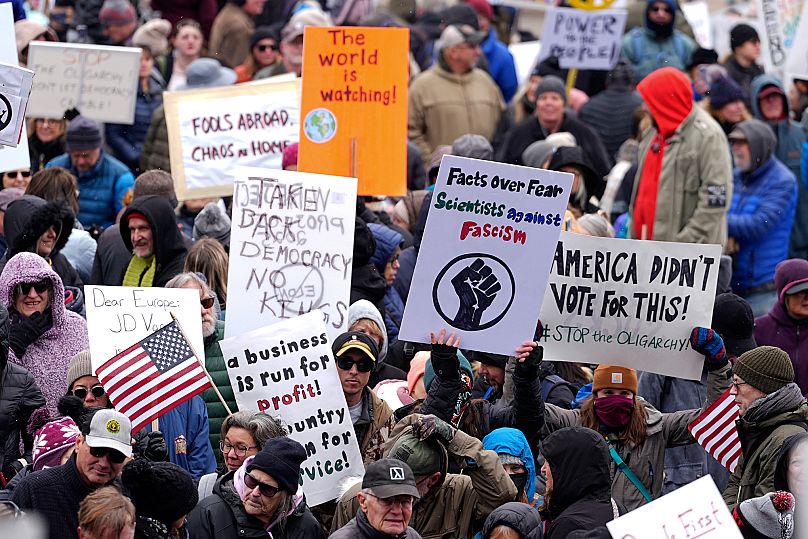 Des manifestants protestent contre l'implication d'Elon Musk dans le démantèlement de grandes parties du gouvernement fédéral américain, le lundi 17 février 2025, à Denver