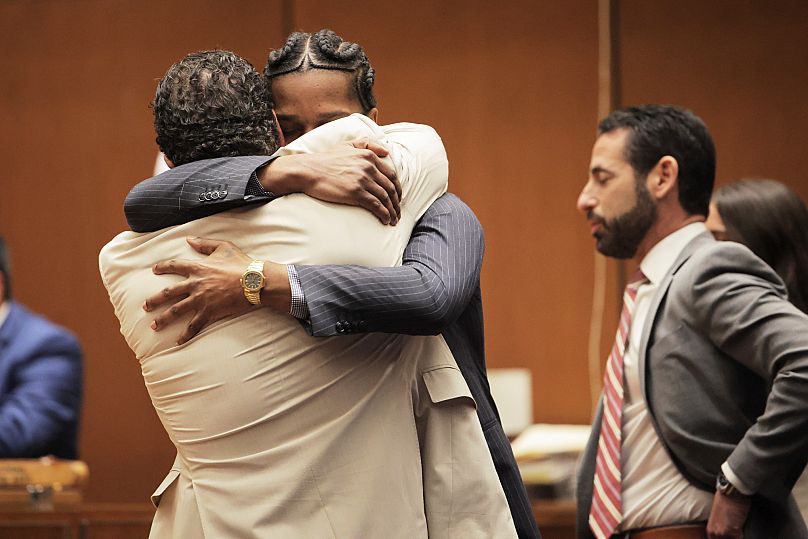 A$AP Rocky, en el centro, abraza al abogado Joe Tacopina después de que lo declararan inocente durante su juicio el martes 18 de febrero de 2025