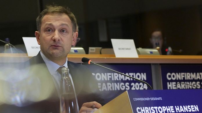 Commissario Ue all'agricoltura: nessun passo indietro su riduzione uso dei pesticidi chimici