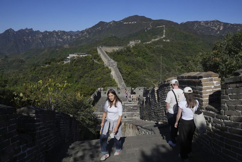 Des touristes visitent la Grande Muraille de Mutianyu à Pékin, Chine, mardi 8 octobre 2024.