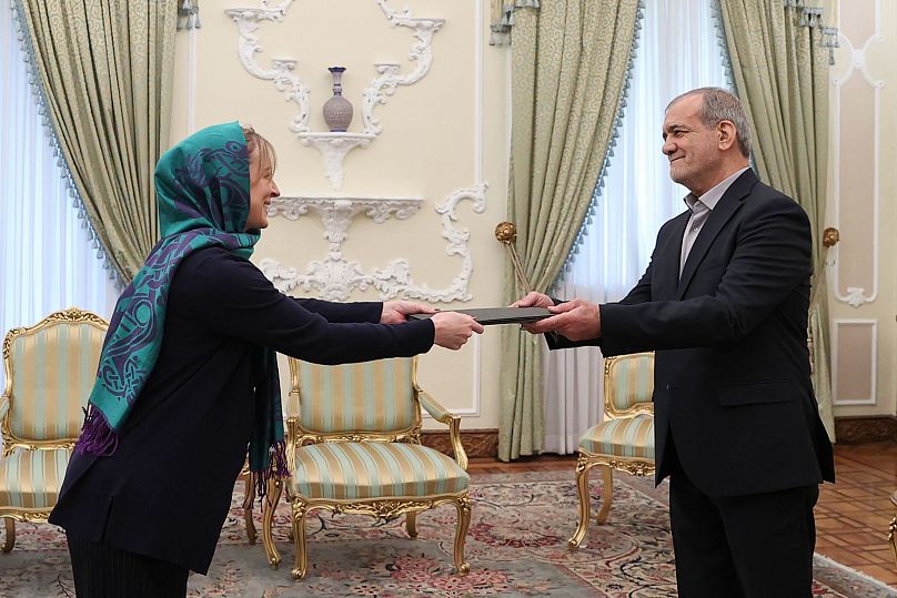 لیشا ترزا مور دوریچک، سفیر جدید ایرلند در ایران، به تازگی استوارنامه خود را تقدیم مسعود پزشکیان کرده است