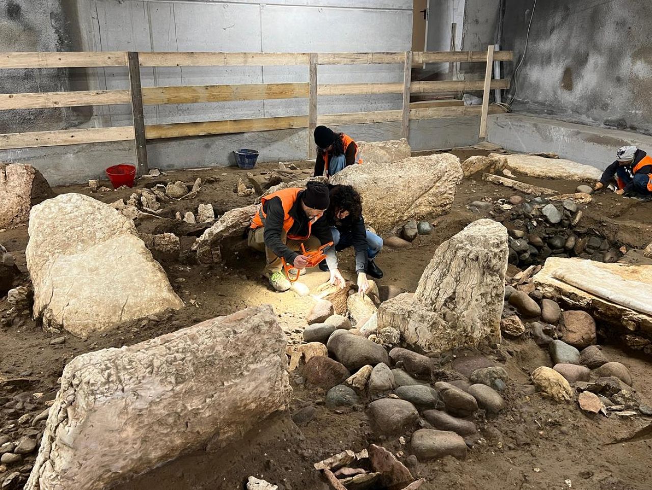 Councilor Francesca Gerosa visits the pre-Roman necropolis of Trento.