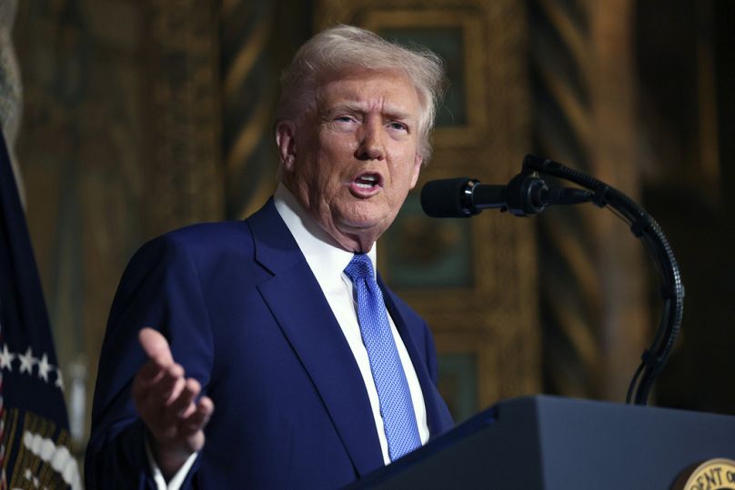Prezydent Donald Trump przemawia do mediów w Mar-a-Lago we wtorek, 18 lutego 2025 roku, w Palm Beach.