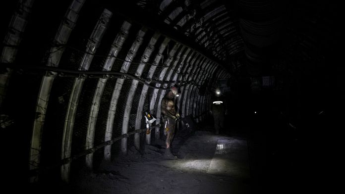 Ucraina: le donne che lavorano nelle miniere di carbone nonostante la guerra
