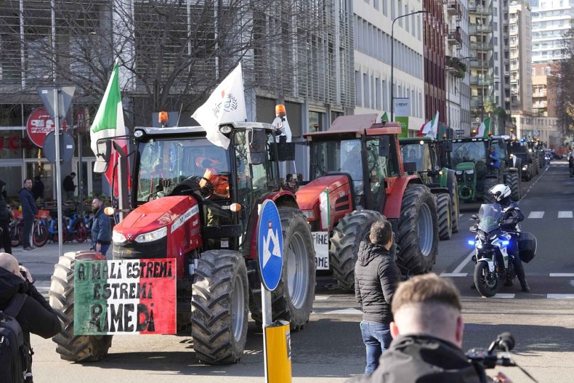 Rolnicy protestują przed siedzibą Regionu Lombardii w Mediolanie, Włochy.
