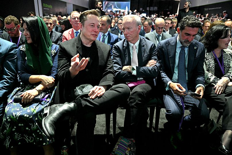 Elon Musk et le gouverneur du Fonds d'investissement public d'Arabie saoudite Yasir Al-Rumayyan lors du sommet du Future Investment Initiative en Floride, le 19 février 2025