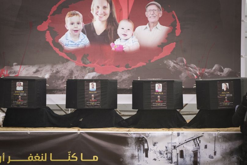 Le Hamas expose les cercueils des 4 otages décédés et rendus à Israël. 
