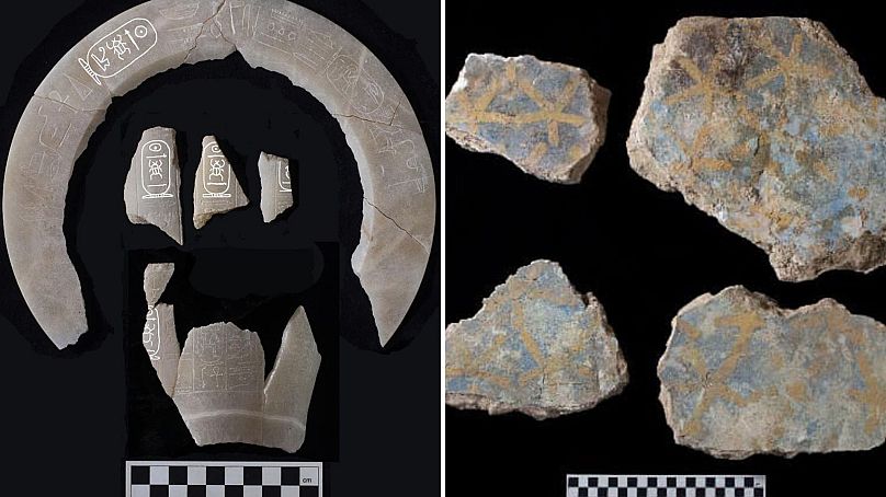 Frammenti di oggetti ritrovati nella tomba di Thutmose II