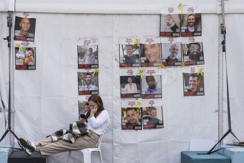 Une femme assise sur la « place des otages » à Tel Aviv, Israël, jeudi 20 février 2025.