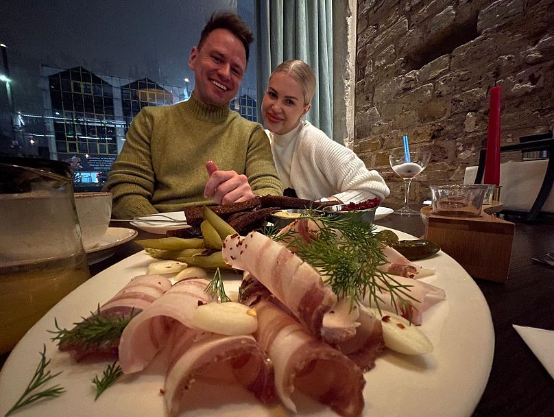 Vinchentso e Iryna en el restaurante XIX Nineteen.