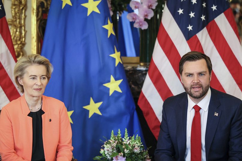 Il vicepresidente degli Stati Uniti JD Vance e la presidente della Commissione europea Ursula von der Leyen durante un incontro bilaterale a Parigi, 11 febbraio 2025