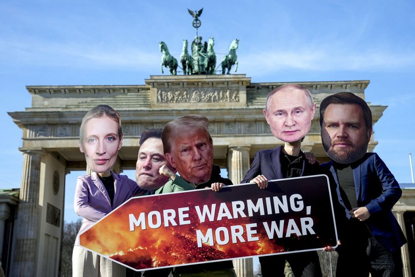 Niemieccy aktywiści krytykują zbliżenie między Waszyngtonem a Moskwą: "więcej ocieplania, więcej wojny". Berlin, 20.02.2025