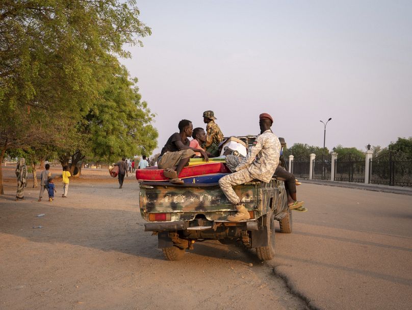 مواطنون سودانيون يحملون أمتعتهم يصلون إلى مقر قوات الجيش السوداني (SSPDF) بعد ليلة من العنف في جوبا، جنوب السودان، 17 يناير 2025.
