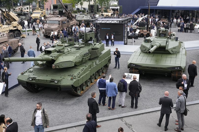 Francia Leopard 2 A8-as tankok egy párizsi hadiipari kiállításon, 2024. nyarán