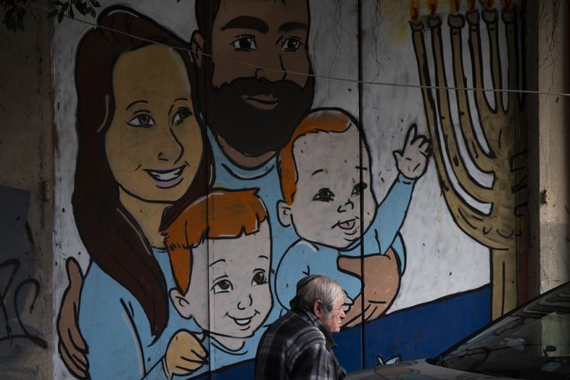 Mural przedstawiający rodzinę Bibasów, która stała się symbolem ataku Hamasu na Izrael w 2023 roku. 