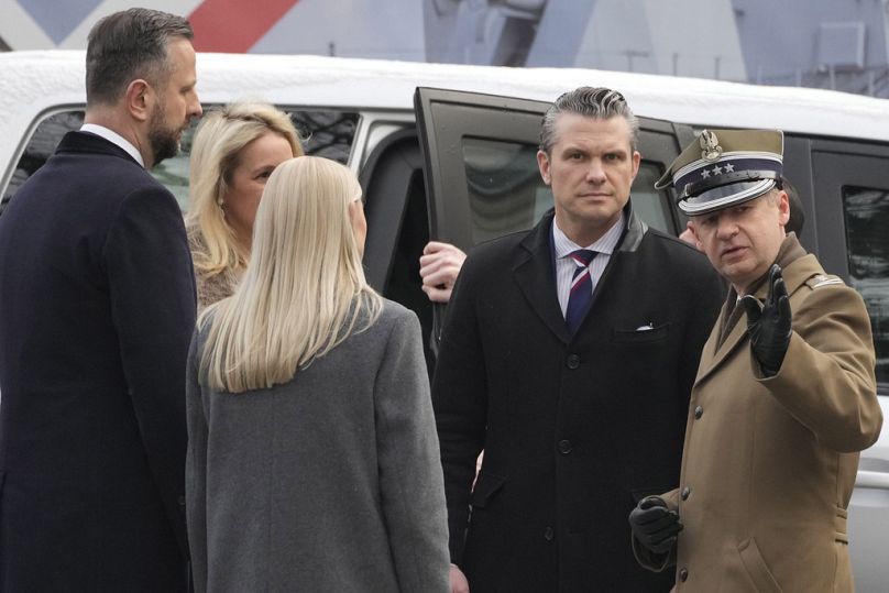Sekretarz obrony USA Pete Hegseth (drugi z prawej) jest witany przez Ministra Obrony Narodowej Polski Władysława Kosiniaka-Kamysza (z lewej). Warszawa, 2025 r.