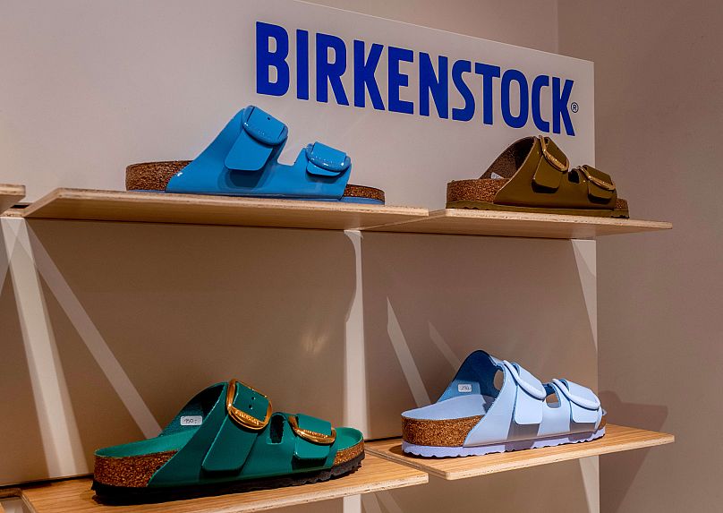 Des sandales Birkenstock dans le magasin Birkenstock de Francfort, en Allemagne, le 4 octobre 2023.