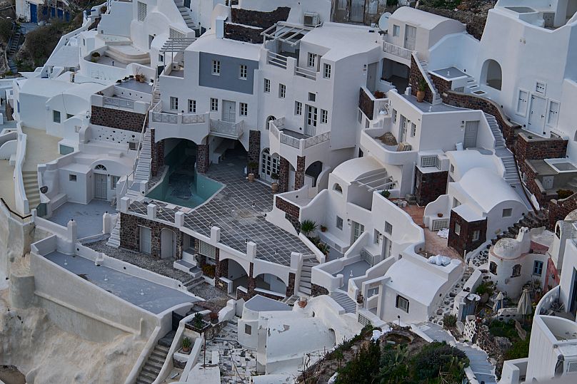 Des bâtiments au sommet des falaises dans la ville d'Oia sur l'île de Santorin, en Grèce, le mardi 4 février 2025.