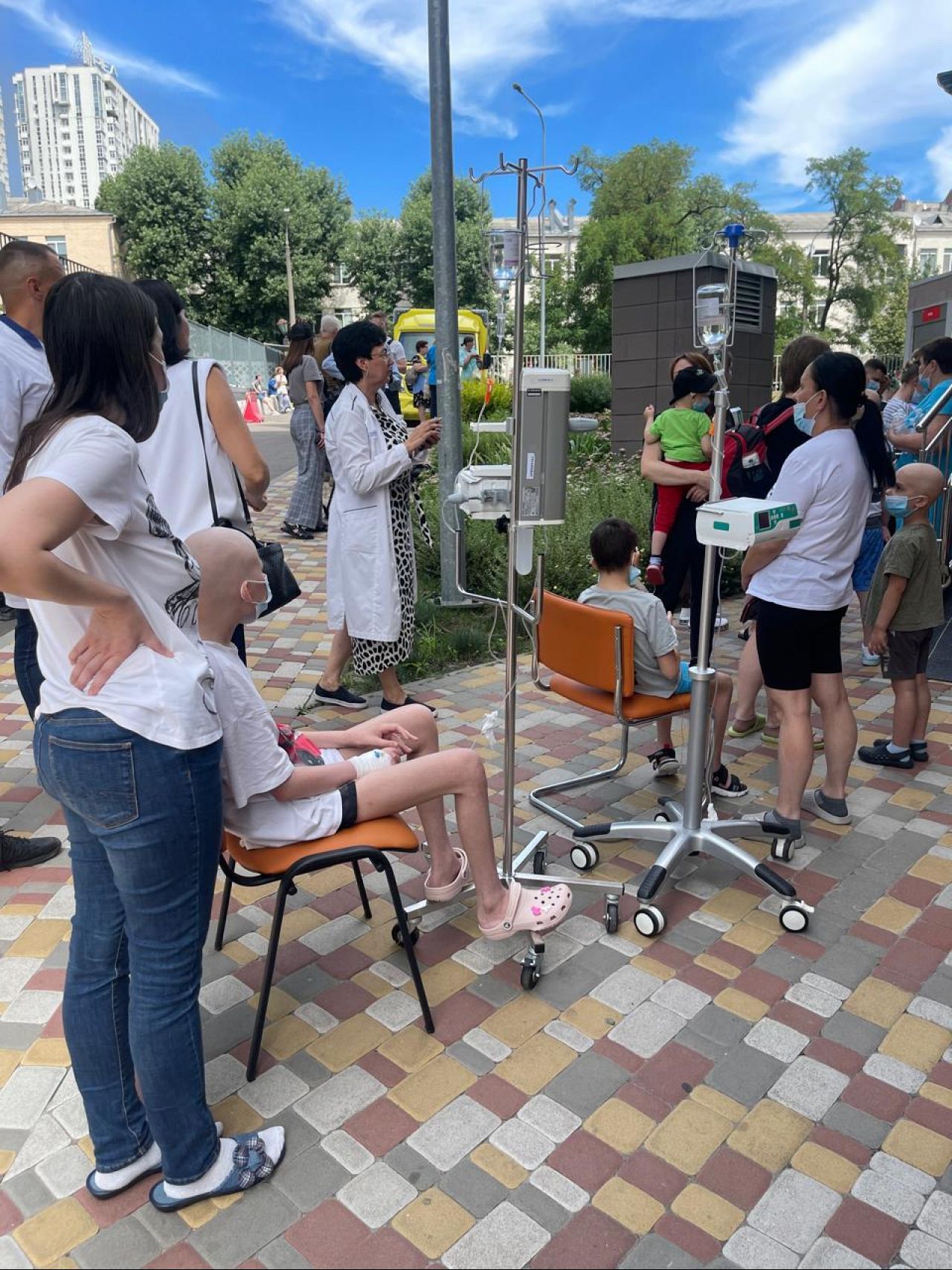Le personnel médical tente de maintenir les patients dans les temps après qu'un missile a frappé l'hôpital pour enfants Okhmatdyt en juillet 2024.