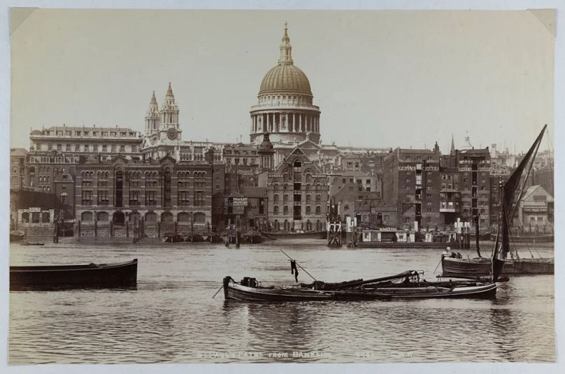 Bankside'dan Paul’s Wharf ve St Paul’s Pier'e, arka planda St Paul’s Katedrali ile birlikte, River Thames üzerinden bir manzara.