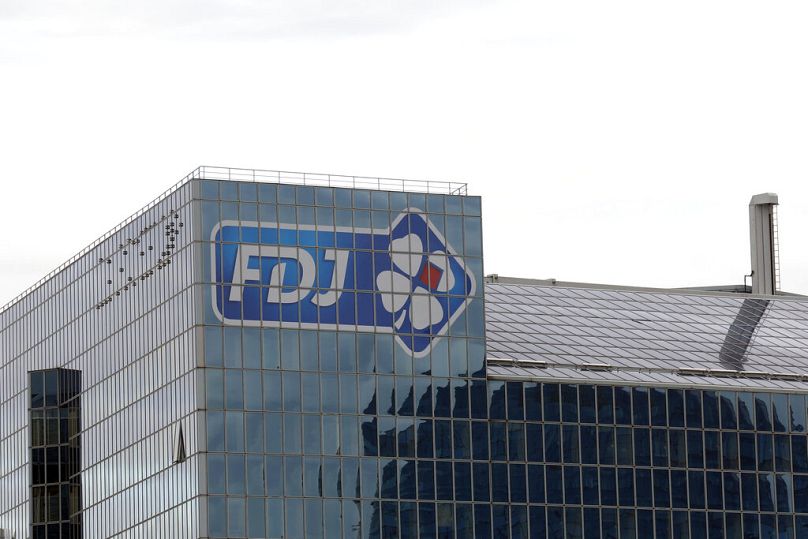 شعار مجموعة FDJ (Française des Jeux) بمقرها في باريس، الجمعة 8 كانون الثاني/يناير 2021.