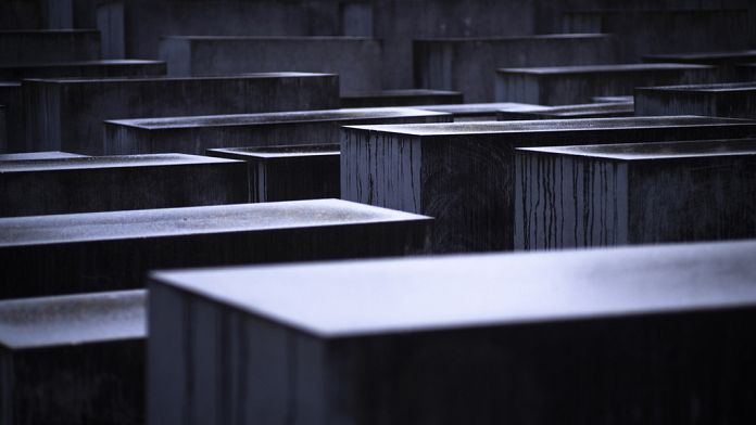 Berlino, attacco al memoriale dell'Olocausto: un uomo gravemente ferito