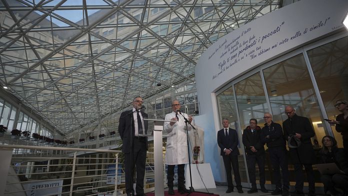 Il Papa non è fuori pericolo ma respira autonomamente: il rischio è la sepsi