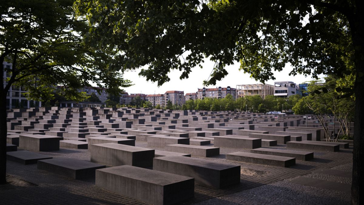 Megkéseltek egy férfit a berlini holokauszt-emlékműnél