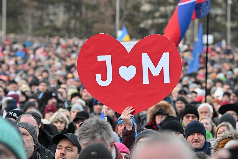 Manifestantes en el 7º aniversario del asesinato de Ján Kuciak y su prometida Martina Kusnirova, 21 de febrero de 2025