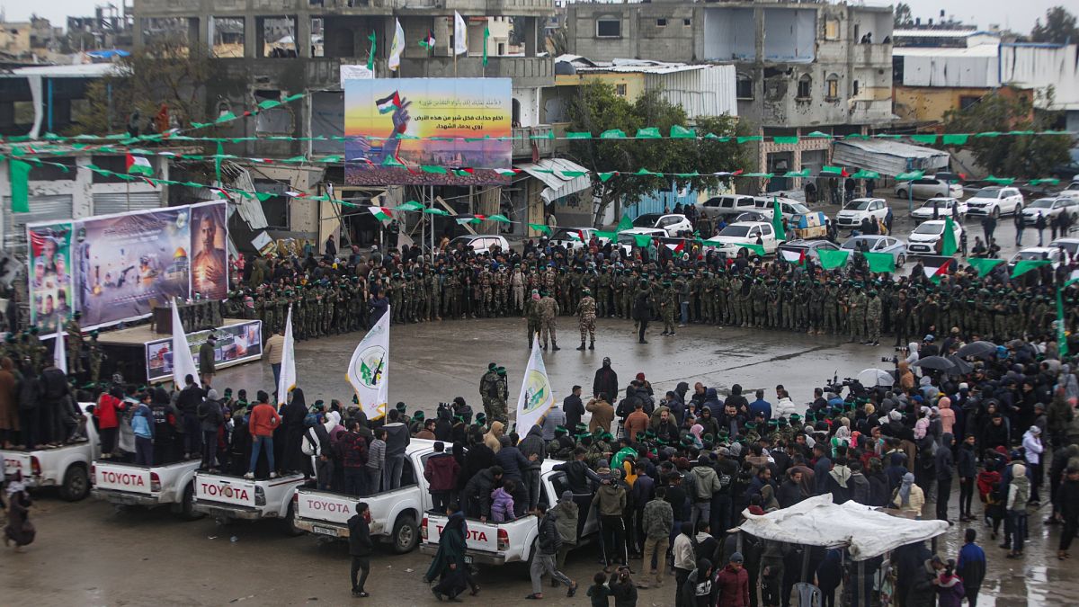 إسرائيل تتسلم الرهائن من الصليب الأحمر وترقب للإفراج عن 602 أسير فلسطيني اليوم