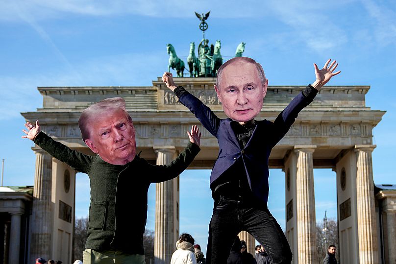 Des manifestants avec des masques de Trump et de Poutine protestent contre le soutien des États-Unis et de la Russie au parti d'extrême droite AfD, Berlin, le 20 février 2025