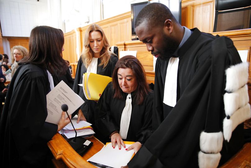 Advogados franceses preparam os seus dossiês no dia da abertura do julgamento do cirurgião francês aposentado Joël Le Scouarnec no Tribunal de Justiça de Saintes, 13.03.20