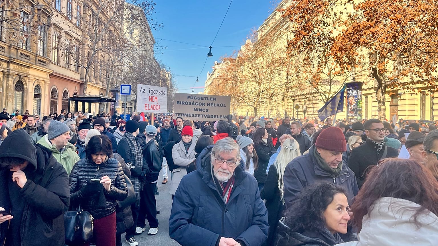 Bírák tüntettek az igazságszolgáltatás függetlenségéért Budapesten ...